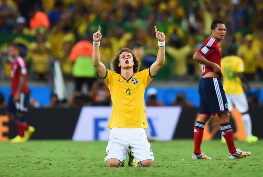 La partita finisce: David Luiz si inginocchia e prega. Getty